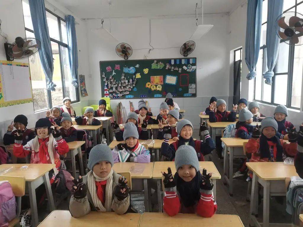 “圆山里娃的成长梦想”公益项目为红河州乡村学校援助爱心暖冬包